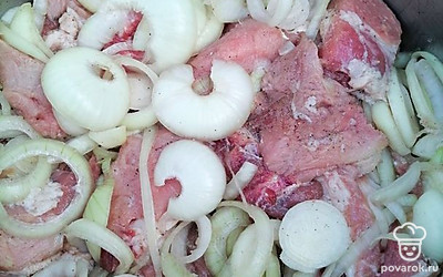 Нарежьте лук полукольцами. Положите его в кастрюлю к мясу. 

