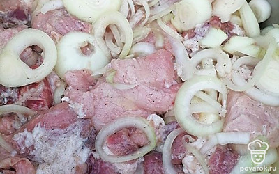 Добавьте соль и специи, залейте минеральной водой и оставьте мариноваться на один час.
