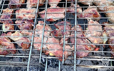 Выложите мясо на решетку для гриля и обжаривайте с двух сторон до готовности примерно 20 минут.
