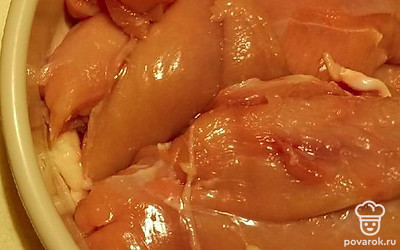 Грудку помыть, просушить. Чеснок почистить, нарезать мелко.