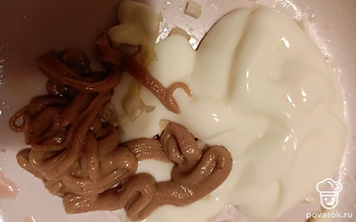 Майонез, горчицу, чеснок перемешать.