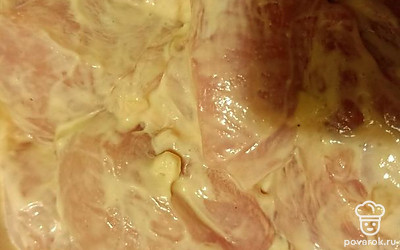 Нарезанную грудку смешать со смесью майонеза, горчицы, чеснока. Оставить в холодильнике на 1 час.