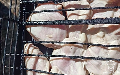 Замаринованную грудку выложить на решётку и поставить на угли. Обжаривать с двух сторон до готовности.