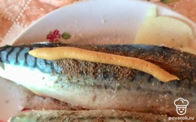 Рыбу разморозить, очистить от головы, внутренностей и плавников. Натереть специями и горчицей.