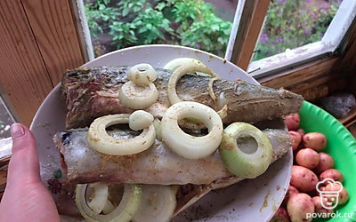 Нарезать лук кольцами и оставить мариноваться на час-полтора. 