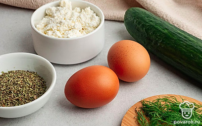 Приготовьте необходимые ингредиенты. Огурец и зелень помойте и обсушите. Яйца отварите.