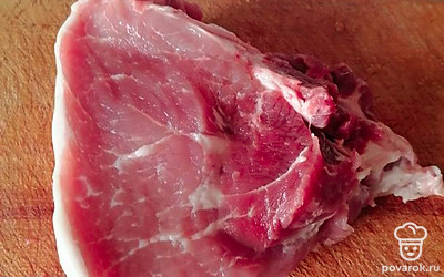 Подготовим мякоть свинины, я беру окорок. Помоем и обсушим. 