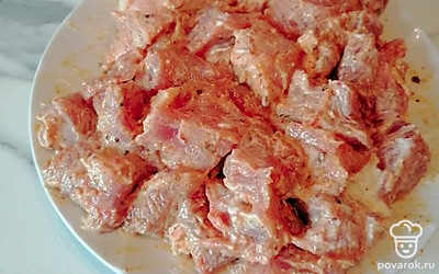Замаринуем кусочки свинины в кетчупе, майонезе, аджике, по желанию добавим любимые специи для шашлыка. 