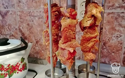 На каждый шампур помещается 4-5 кусочков мяса, последним можно нанизать кусочек картошки. Накрываем сверху и оставляем жариться ровно 20 минут. По аналогичному рецепту можно сделать шашлык из куриной грудки, но жарить курицу нужно не более 15 минут. 