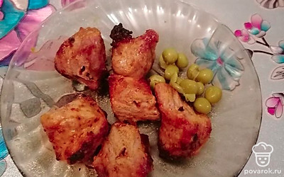 Подавать мясо можно с зеленью, овощами, зеленым городком. Быстро и сочно!