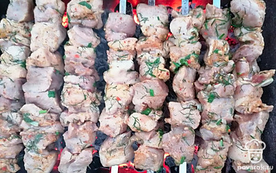 Надеть мясо на шпажки и жарить на мангале 20 минут, постоянно переворачивая. 