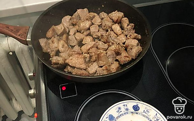 Свинину нарезаем, моем и добавляем любимые специи. В нашем случае только соль и перец. Оставляем минут на 10. Затем выкладываем в разогретую с маслом сковороду. 