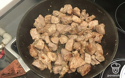 На сильном огне обжариваем до образования корочек. Затем огонь убираем на средний и продолжаем жарить.