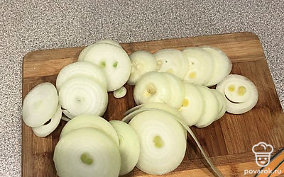 Луковицы чистим и нарезаем кольцами. 