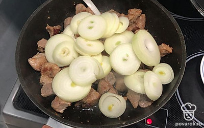 Минут через 20-25 когда мясо уже готово, выкладываем лук, перемешиваем и минут 5 дожариваем с луком. 