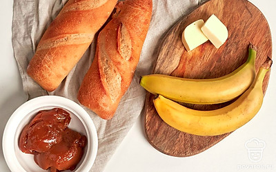 Банку вареного сгущенного молока помойте и откройте. Бананы помойте и почистите. Грецкий орех, подсушите на сухой сковороде, ножом порежьте на кусочки.