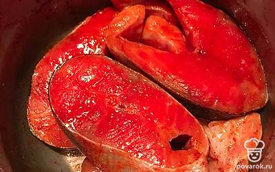 К вымытому мясу добавляем соль, перец, масло подсолнечное и перемешиваем рукой, массируя. Затем отправляем в холодильник на час.