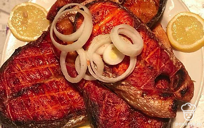 Подаём с лимоном и луком.