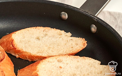 Поджарьте багет. На сковороде растопите сливочное масло. Багет порежьте наискосок на куски толщиной 1 см. Поджарьте багет на среднем огне по 2 минуты с каждой стороны.