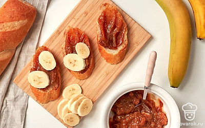 Приготовьте багет с вареным сгущенным молоком. Банан порежьте тонкими кружочками. Каждый кусок багета намажьте слоем вареной сгущенки. Сверху красиво выложите кусочки банана.