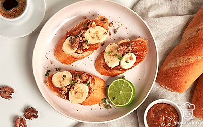 Подавайте багет с вареным сгущенным молоком, посыпав его крошкой грецкого ореха.