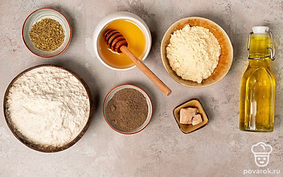 Отмерьте необходимое количество продуктов, удобно расположите их на рабочем столе. Минеральную воду немного подогрейте. Противень застелите пергаментной бумагой и присыпьте мукой.