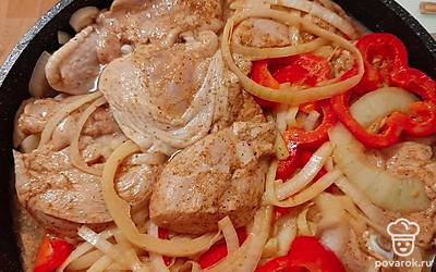 Берем кастрюлю 7 литров. Добавляем к кускам мяса уксус, лук, перец, соль и приправу. Все перемешиваем и оставляем на 6 часов.