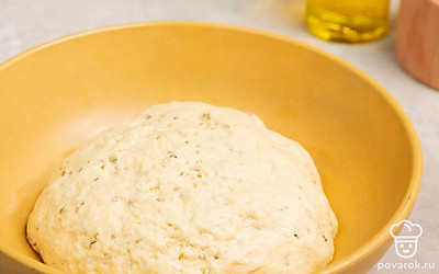 Займитесь тестом. Подогретую минералку вылейте в глубокую емкость, добавьте мед и дрожжи. Перемешайте до растворения продуктов. Затем в отдельную миску просейте пшеничную муку, всыпьте кукурузную муку, соль, орегано, перец. Смешайте. Влейте медово-дрожжевую смесь и оливковое масло. Замесите тесто, дайте ему подняться в течение 1 часа, предварительно накройте емкость полотенцем.