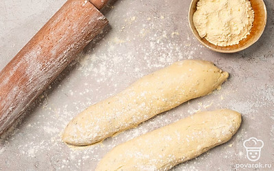 Сформируйте багеты. Подошедшее тесто обомните, разделите пополам. Из каждой половины сформируйте рулет.