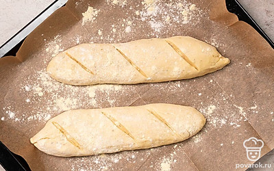 Испеките багеты. Заготовки уложите на противень, дайте им постоять 30 минут. Затем сделайте поперечные надрезы, смажьте маслом, посыпьте кукурузной мукой. Отправьте в разогретый до 220 градусов духовой шкаф на 25 минут. Готовым изделиям дайте остыть на решетке.