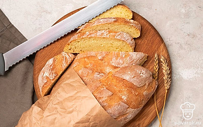 Багет с кукурузной мукой разрежьте на порционные кусочки, подайте со стаканом прохладного молока.