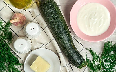 Подготовьте продукты для блюда из кабачков и йогурта. Кабачки нарежьте кольцами. Сыр натрите на мелкой терке. Чеснок почистите и мелко порубите вместе с укропом. Совет: Йогурт для этого блюда лучше брать погуще.