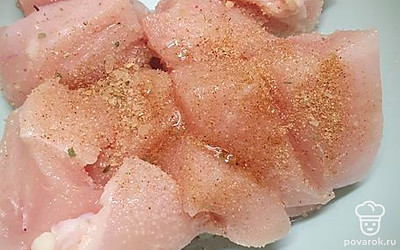 Режем филе на кубики и добавляем специи. 