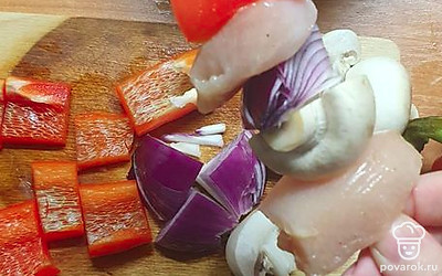 Насаживаем филе и овощи на шпажку.