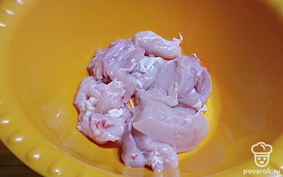 Грудку нарезаем крупно.