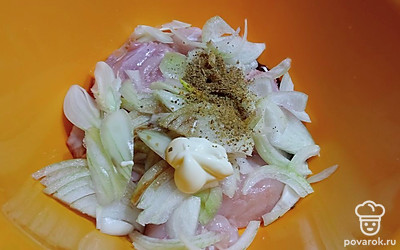 Добавляем лук, майонез, уксус, соль, перец и маринуем.