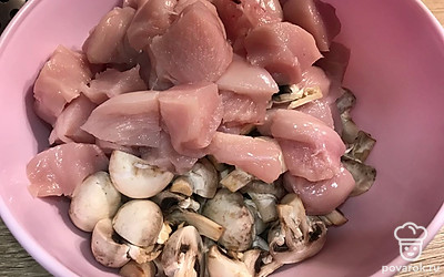 Нарежьте филе и грибы.