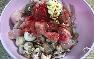 Добавьте специи, майонез и соевый соус.