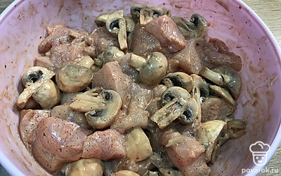 Перемешайте и дайте постоять, помариноваться.