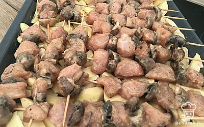 Сверху положите шпажки и поставьте в разогретую до 180 градусов духовку на 30 минут.