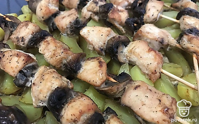 Подавайте шпажки с мясом и грибами вместе с картофелем.
