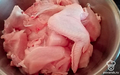 Разделать курицу порционно. 