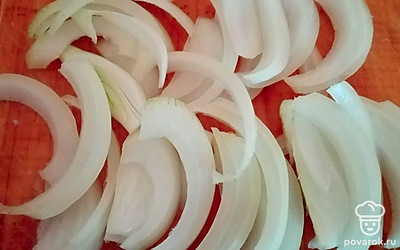 Лук нарезать перьями. 