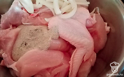 К курице добавить лук и смесь из перца, горчицы и майонеза. 