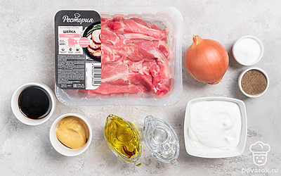 Помойте и обсушите мясо, при необходимости срежьте пленки и жилки. Очистите лук. Подготовьте мангал, угли и розжиг.