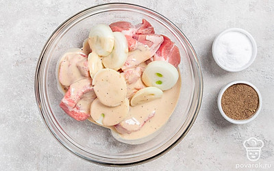 Смешайте в отдельной миске майонез, соевый соус, уксус, масло, горчицу, соль и перец. Тщательно перемешайте. Вылейте маринад на мясо с луком и тщательно перемешайте, чтобы мясо хорошо пропиталось. Оставьте мариноваться на несколько часов в холодильнике.