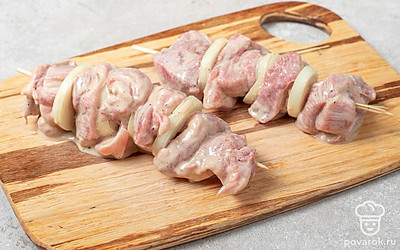 Наденьте мясо и лук на шампуры. Разожгите мангал, дождитесь, когда угли начнут тлеть. Обжарьте шашлыки, периодически переворачивая, пока мясо не станет золотистым и хорошо прожаренным со всех сторон.