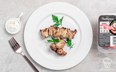 Готовые шашлыки с луком подавайте на стол, украсив свежей зеленью. Идеальным дополнением к мясу станет сметанный или томатный соус.