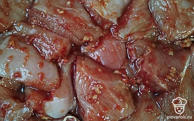 Берем филе и бедро индейки, нарезаем крупным кубиком. Маринуем в соевом соусе, чесноке и томатном соусе. Оставляем на 1 час, можно на ночь.