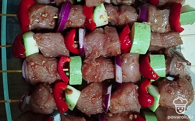 Деревянные шпажки для духовки предварительно замачиваем в холодной воде на 1 час. Затем замаринованное мясо нанизываем, чередуя с овощами, в произвольной форме. Ставим в духовку на плюс-минус один час, в зависимости от вашей духовки. В процессе жарки поливайте маринадом с мяса.